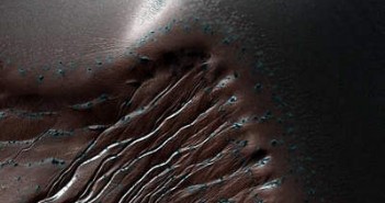 Żleby w kraterze Russell / Credits - NASA