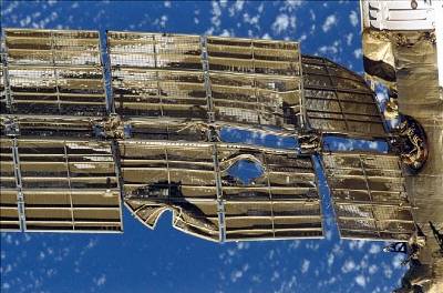 Uszkodzone panele słoneczne stacji Mir - czerwiec 1997 roku (NASA) Uszkodzone panele słoneczne stacji Mir - czerwiec 1997 roku / Credits - NASA