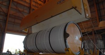 Jeden z nowych segmentów SRB, który dotarł do KSC (NASA)