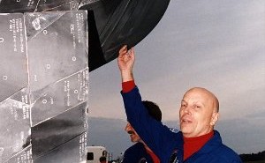 Po powrocie na Ziemię, astronauta Musgrave (oczywiście stojąc!) sprawdza stan osłony termicznej wahadłowca / Credits - NASA