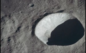 Krater Schmidt, położony niedaleko wyznaczonego miejsca lądowania misji Apollo 11. Zdjęcie wykonane w trakcie misji Apollo 10 / Credits - NASA