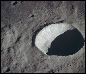 Krater Schmidt, położony niedaleko wyznaczonego miejsca lądowania misji Apollo 11. Zdjęcie wykonane w trakcie misji Apollo 10 / Credits - NASA