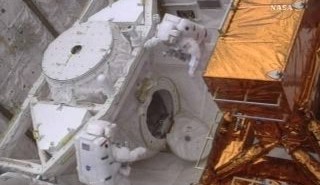 Twarza w twarz - na poczatku EVA-1 / Credits - NASA TV
