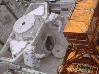 Twarza w twarz - na poczatku EVA-1 / Credits - NASA TV