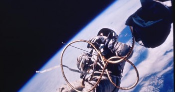 Astronauta White spaceruje w przestrzeni kosmicznej / Credits - NASA