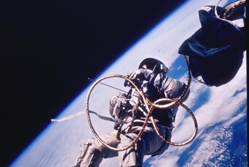 Astronauta White spaceruje w przestrzeni kosmicznej / Credits - NASA