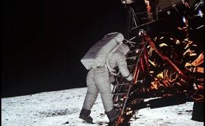 Astronauta Aldrin schodzi na powierzchnię Księżyca / Credits - NASA
