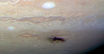 Obraz śladu zderzenia na Jowiszu z kamery WFC 3. Cred NASA, ESA, H. Hammel (Space Science Insitute), Jupiter Impact Team.