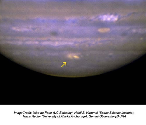 Miejsce impaktu na obrazie z Gemini North. Kolor niebieski oznacza  emisję przy 8.7 mikrona, a żółty - przy 9.7 mikrona