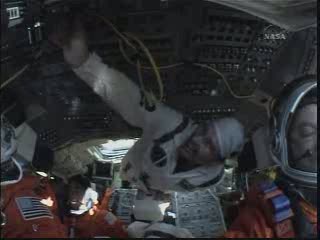 Ujęcie z wnętrza promu - Mark Polansky po prawej / Credits - NASA TV