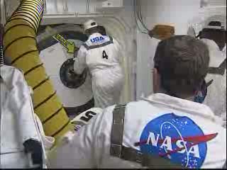 Zamykanie włazu promu / Credits - NASA TV