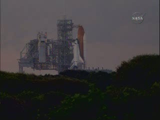 Ciemne chmury nad platformą LC-39A / Credits - NASA TV