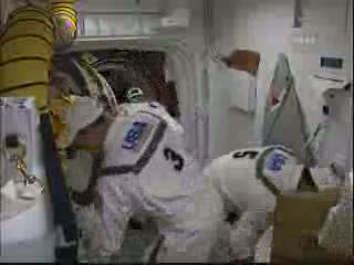 Prace przy otwartym włazie promu Endeavour / Credits - NASA TV