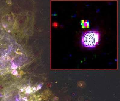 Najjaśniejsza mgławica radiowa w małym Obłoku Magellana - JD 04. Ilustracja to obraz optyczny z 0.6 metrowego teleskopu Schmidta należącego do Uniwersytetu Michigan. We wstawce pokazano kontur emisji radiowej zmierzonej za pomocą radioteleskopu Australia Telescope Compact Array. Cred. Magellanic Cloud Emission Line Survey (MCELS)