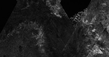 Mozaika radarowa ciemnego obszaru na półkuli południowej Tytana. Cred NASA/JPL.