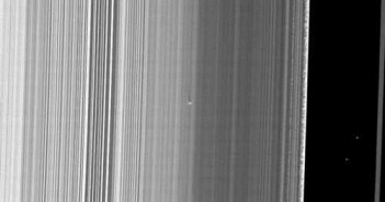 Zdjęcie nowego obiektu w pierścieniu B (NASA/JPL)