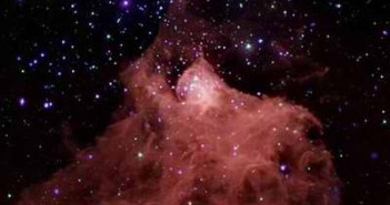 Obraz mgławicy Cephesu B. Dane z Chandry prezentuje kolor fioletowy, a ze Spiztera - czerwony, niebieski i zielony. Cred NASA/CXC/PSU/K. Getman et al, NASA/JPL-Caltech/CfA/J. Wang et al.