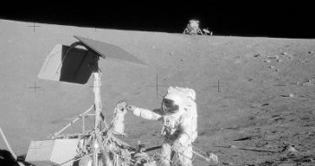 Astronauta Conrad przy Surveyorze 3 / Credits - NASA