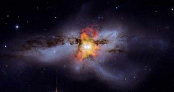 Galaktyka NGC 6240. Cred NASA/CXC/MIT/C.Canizares, M.Nowak/STScI.