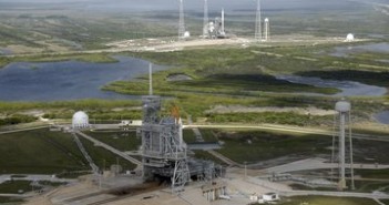 Na pierwszym planie na stanowisku startowym LC-39A przygotowywany do kolejnego lotu wahadłowiec Atlantis (STS-129), w oddali na LC-39B Ares I-X (NASA)