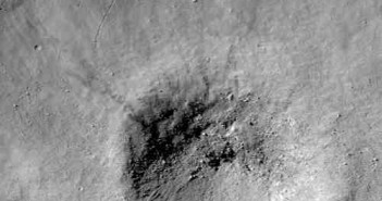 Nienazwany krater - Credits NASA