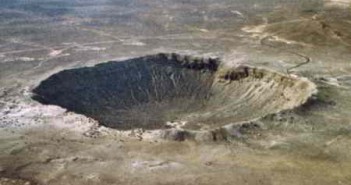 Krater meteorytowy w Arizonie o średnicy około 1200 metrów, powstały po uderzeniu niklowo-żelaznej asteroidy o średnicy 50 metrów, credits: David Roddy / USGS