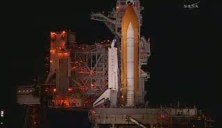 Prom Atlantis na wyrzutni startowej LC-39A. Ujęcie z godziny 00:36 CET / Credits - NASA TV