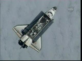 Godzina 16:35 - Atlantis widziany z ISS / Credits - NASA TV