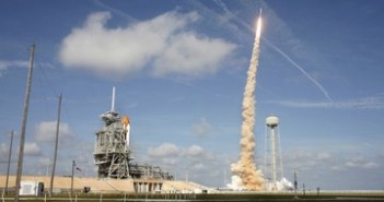 28 października - po lewej wahadłowiec Atlantis, po prawej wzbijający się Ares I-X. / Credits: NASA