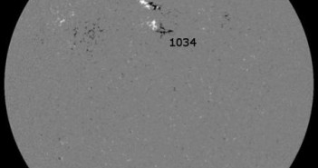 Magnetogram słoneczny z dnia 15.12.2009 z zaznaczonymi obszarami aktywnymi (1034 i 1035) / Credits - NASA, ESA, SOHO + dopiski autora artykułu