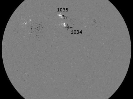 Magnetogram słoneczny z dnia 15.12.2009 z zaznaczonymi obszarami aktywnymi (1034 i 1035) / Credits - NASA, ESA, SOHO + dopiski autora artykułu