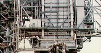 Zdjęcie zdemontowanego silnika nr 2 na stanowisku startowym 39A (JSC/NASA)