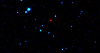 2010 AB78 (czerwona kropka) / Credits: NASA/JPL-Caltech/UCLA