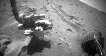 Podgląd z kamery na przód łazika, po lewej dramatycznie zakopane przednie lewe koło / Credits: unmannedspaceflight.com/JPL