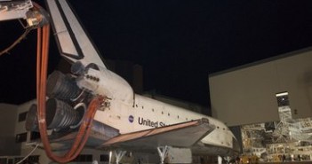 Endeavour na chwilę przed wjazdem do OPF-2. Credits: NASA