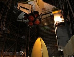 Discovery jest opuszczany w celu połączenia ze zbiornikiem zewnętrznym ET-135. Credits: NASA