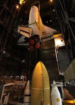 Discovery jest opuszczany w celu połączenia ze zbiornikiem zewnętrznym ET-135. Credits: NASA