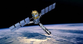 Wizualizacja satelity SMOS na orbicie okołoziemskiej, (c) ESA/AOES Medialab