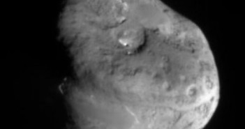 Jądro komety Tempel 1 sfotografowane przez urządzenie celownicze impaktora sondy Deep Impact / Credits - NASA