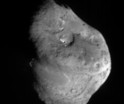 Jądro komety Tempel 1 sfotografowane przez urządzenie celownicze impaktora sondy Deep Impact / Credits - NASA