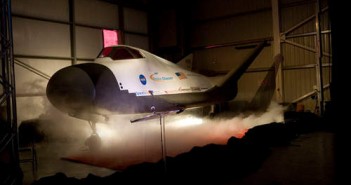 Prezentacja makety mini-wahadłowca Dream Chaser - jeden z potencjalnych komercyjnych elementów NASA Credits: Sierra Nevada Corporation