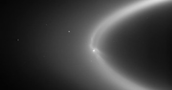 Pierścień E złożony z cząsteczek pochodzących z Enceladusa, credits: NASA/JPL/Space Science Institute
