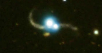 Obraz pierwszego odkrytego układu dwóch kwazarów, powiązanych grawitacyjnie, credits: X-ray (NASA/CXC/SAO/P. Green et al.), Optical (Carnegie Obs./Magellan/W.Baade Telescope/J.S.Mulchaey et al.)