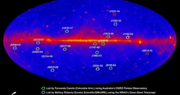 Lista zidentyfikowanych pulsarów milisekundowych naniesiona na mapę uzyskaną przez satelitę Fermi, credits: NASA/DOE/Fermi LAT Collaboration