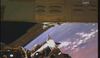 Minimalna odległość pomiędzy radiatorem a PMA-3 / Credits - NASA TV