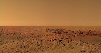 Kolorowa panorama krateru Concepción wykonana podczas dnia marsjańskiego Sol-2140. Wyraźnie widoczne są skały wyrzucone na skutek uderzenia meteorytu, które miało miejsce około tysiąc lat temu. Credits: NASA/JPL/Damien Bouic
