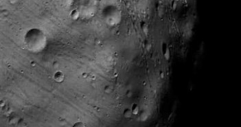 Pierwsze zdjęcie powierzchni Fobosa wykonane podczas przelotu 7-go Marca, credit: ESA/DLR/FU Berlin (G. Neukum)