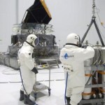 W chwili obecnej tankowanie paliwa do zbiorników satelitów wymaga od personelu zakładania specjalnych kombinezonów ochronnych / Credits: spacefellowship.com