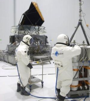 W chwili obecnej tankowanie paliwa do zbiorników satelitów wymaga od personelu zakładania specjalnych kombinezonów ochronnych / Credits: spacefellowship.com