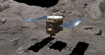 Wizualizacja zbliżenia Hayabusy do planetoidy Itokawa / Credits: JAXA